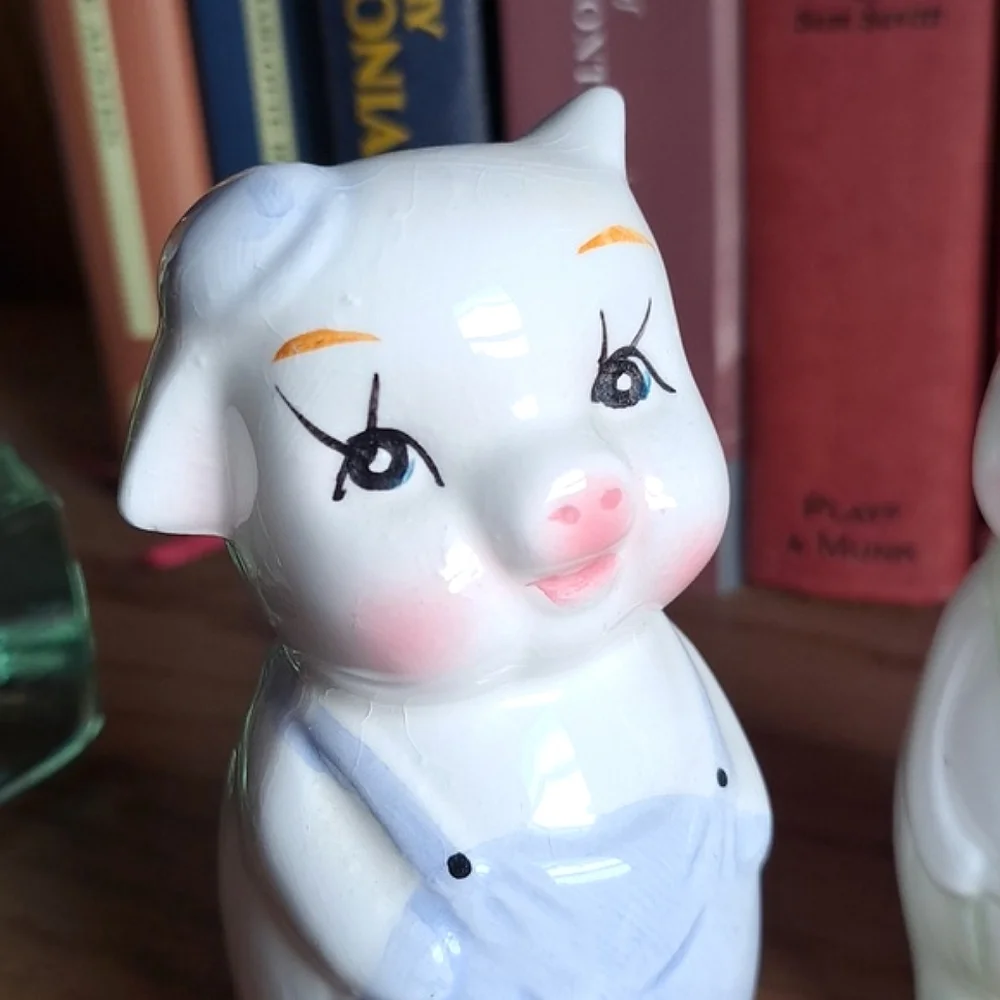 Vtg MCM Pigs Salt & Pepper Shakers Taiwan R.O.C. Original Label Piggies Ceramic